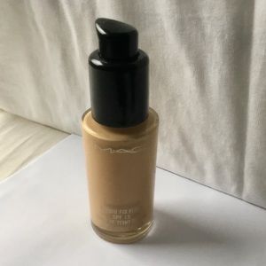MAC Cosmetics Studio Fix Fluid NC20